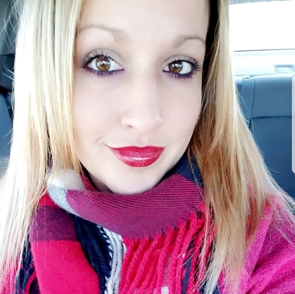 Meet your Posher, Britney - Picture 1 of 3